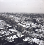 859526 Overzicht van een deel van de besneeuwde binnenstad van Utrecht, vanaf de Domtoren, uit het noordoosten.